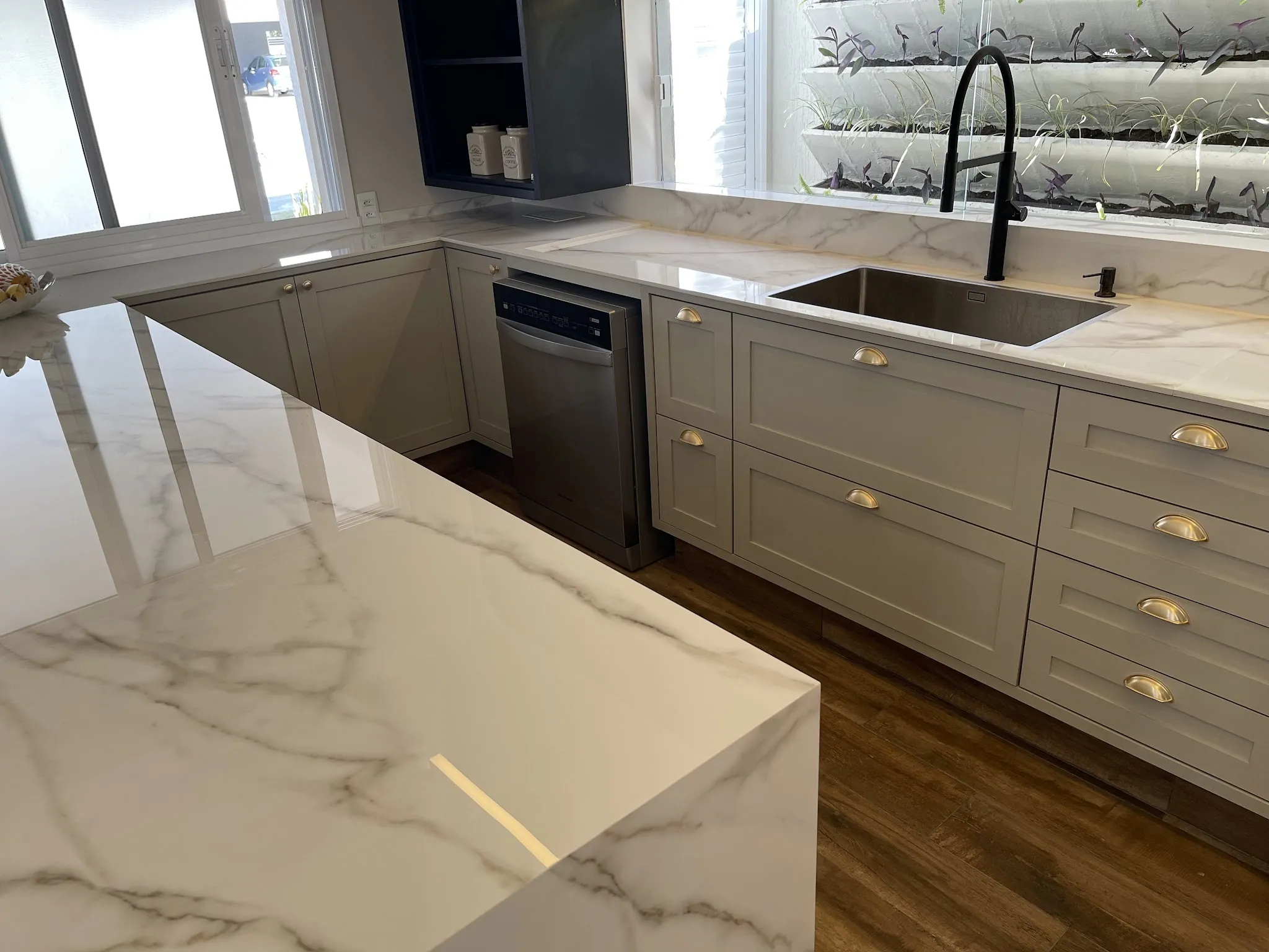 Cozinha com bancada e ilha em mármore, da Inova Porcelanato e Marmoraria